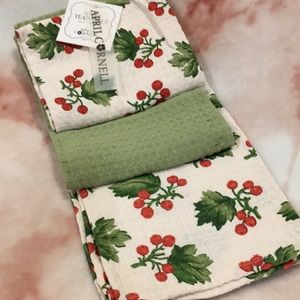 April Cornell Holiday Hollyberry Tea Towels Set of Three NWT Cotton 19x27”